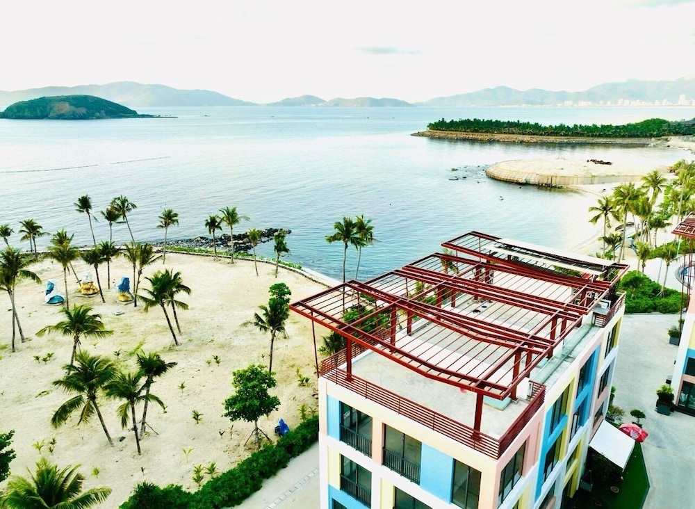 Cozy Front Beach House wid Private Beach — 5-Star Luxury Hotel in Nha Trang, Vietnam