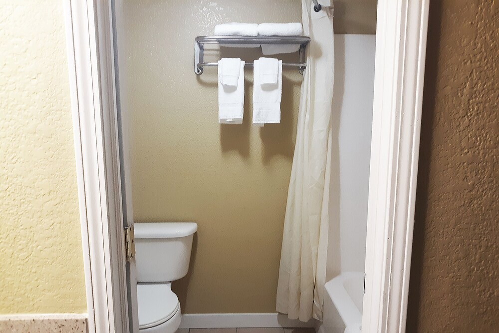 Woodridge Inn and Suites - photo 28