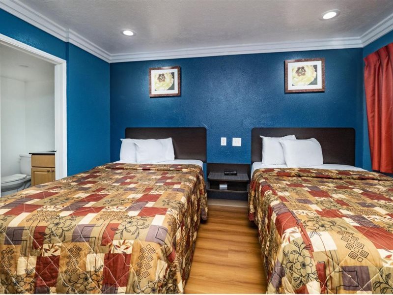 Travelodge By Wyndham Sacramento Convention Center - photo 9