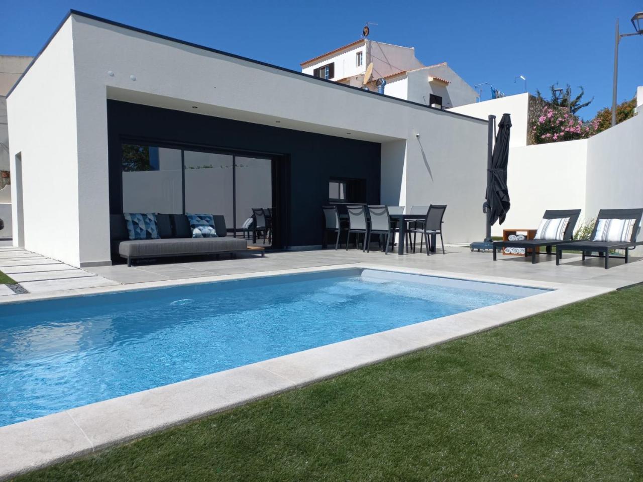 Host Wise Bright Spacious House Swimming Pool — 4-Star Luxury Hotel in Porches, Portugal