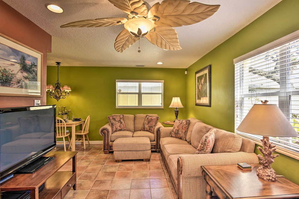 Sunny Cocoa Beach Escape w Bikes Walk to Beach in Cocoa Beach, United States