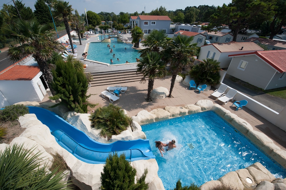 Camping L'Abri des Pins — 4-Star Luxury Hotel in Saint-Jean-De-Monts, France