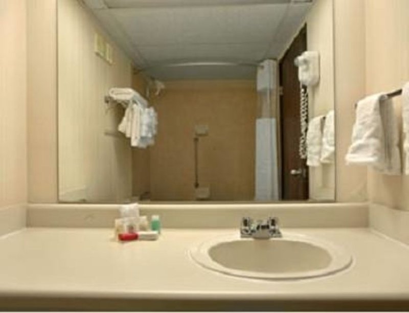 Plaza Hotel and Suites - photo 11