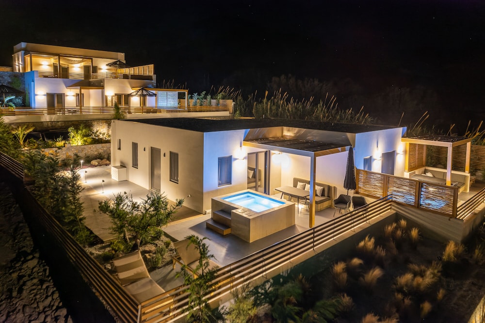 Mnḗmē Suites & Villas — 4-Star Luxury Hotel in Kastri, Greece