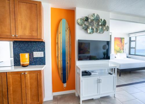 Artsy 32nd Floor Condo with Modern Furnishings & Gorgeous Ocean Views condo — 4-Star Luxury Hotel in Honolulu, United States