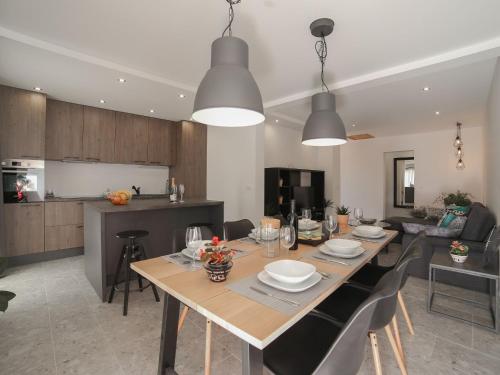 Apartments Marti Three Bedroom Apartment with Balconies and Sea View ST — 4-Star Luxury Hotel in Supetar, Croatia