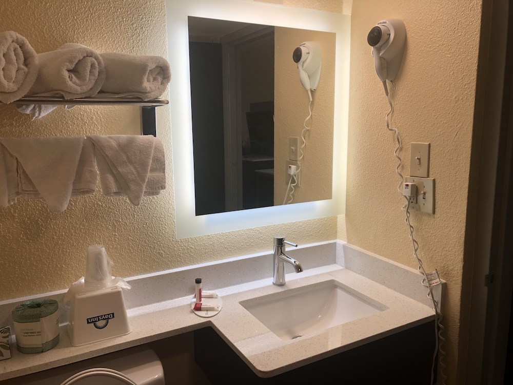 Days Inn by Wyndham Grove City Columbus South - photo 16