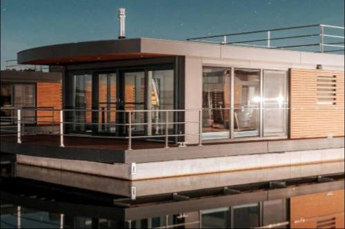 Hausboot Atlantis 11 - carbon neutral hotel in Klitten