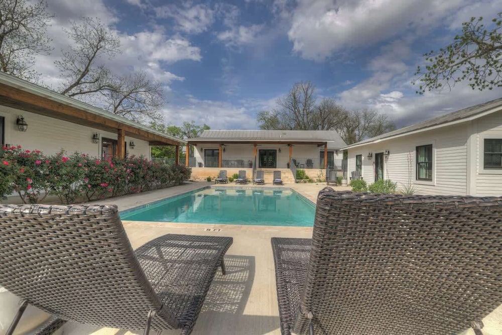 Schubert Inn main With Pool and Grill 2blks to Main - photo 15