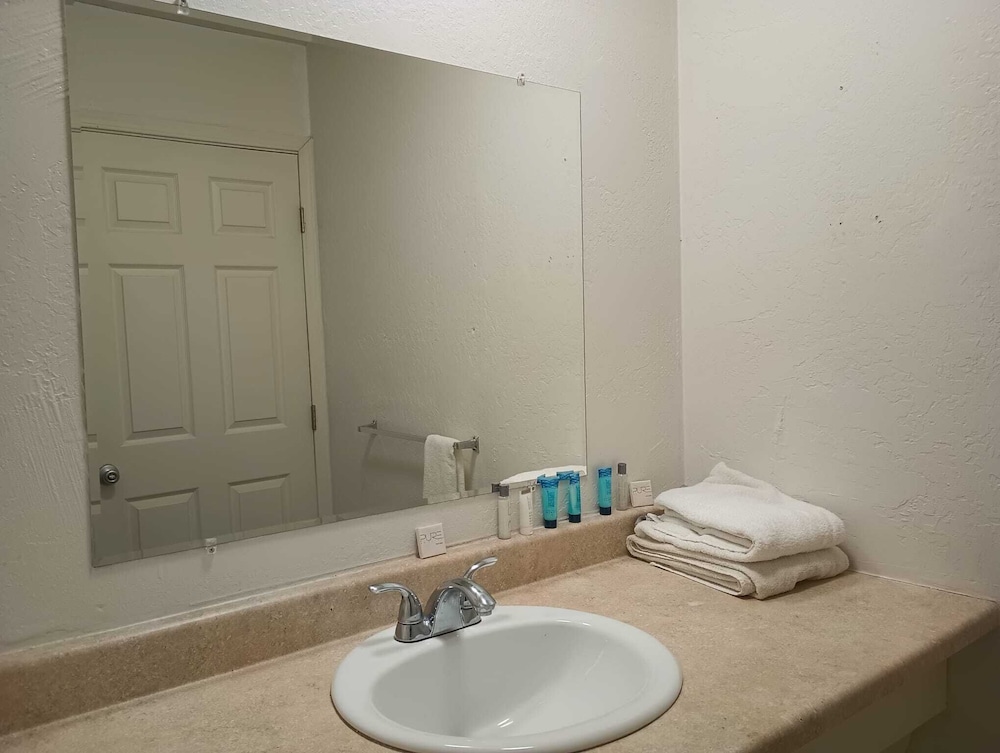 Cedar Inn & Suites - photo 55