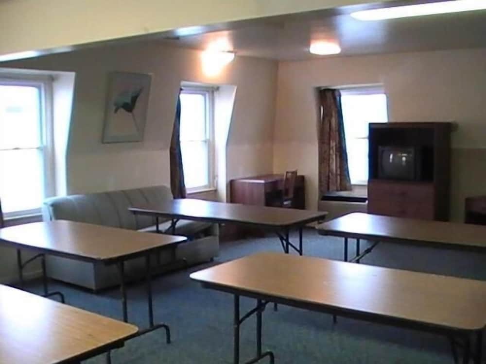 Hometown Inn Galion - photo 15