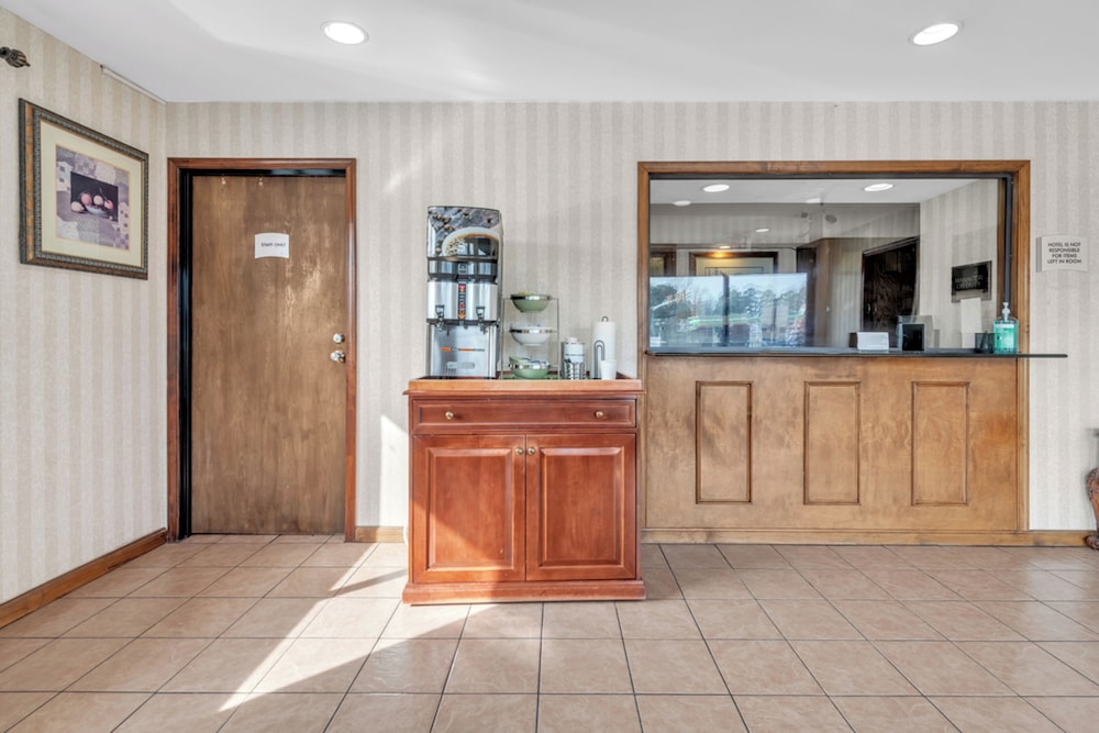 City Center Inn by OYO I 64 Newport News - photo 3