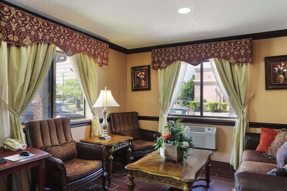 Super 8 by Wyndham Taylor Detroit Area - photo 2