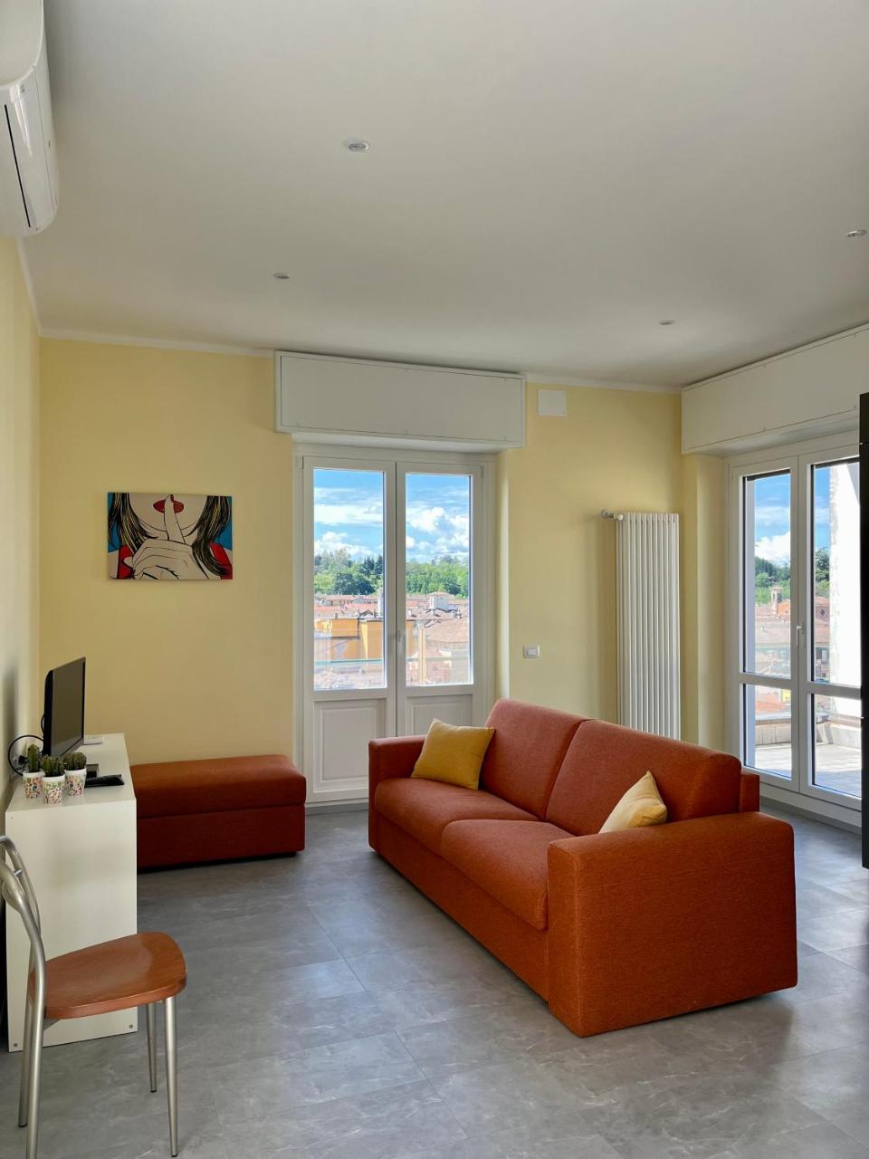 Testa tra le Nuvole Attico con Terrazza panoramica in centro — 4-Star Luxury Hotel in Novi Ligure, Italy