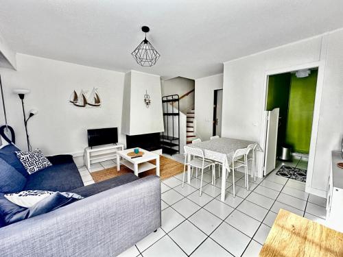 La Casita Triplex Avec Jardin Proche du Centre in Courseulles-Sur-Mer, France