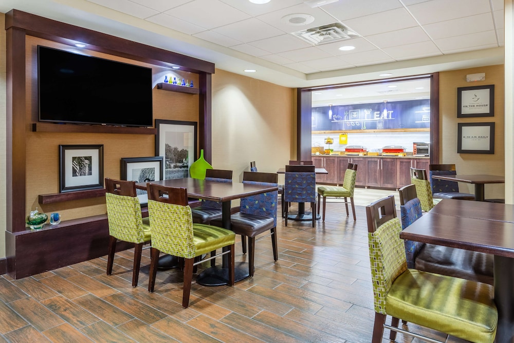 Hampton Inn Sioux Falls - photo 37