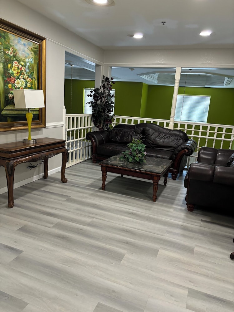 Deluxe Inn & Suites - photo 2