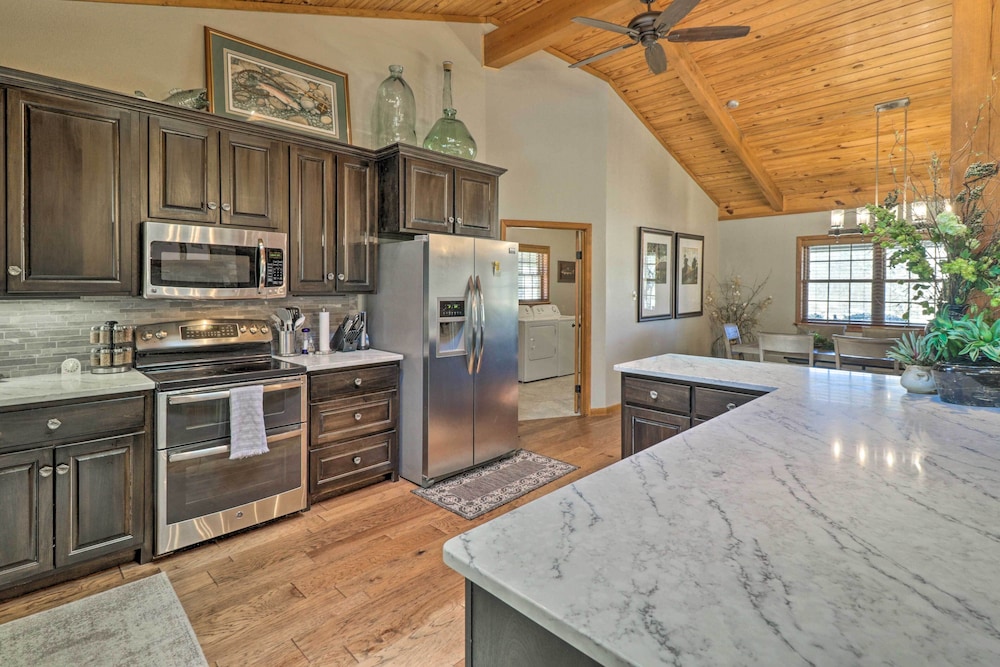 Renovated Riverfront Retreat With Deck And Grill — Mountain View