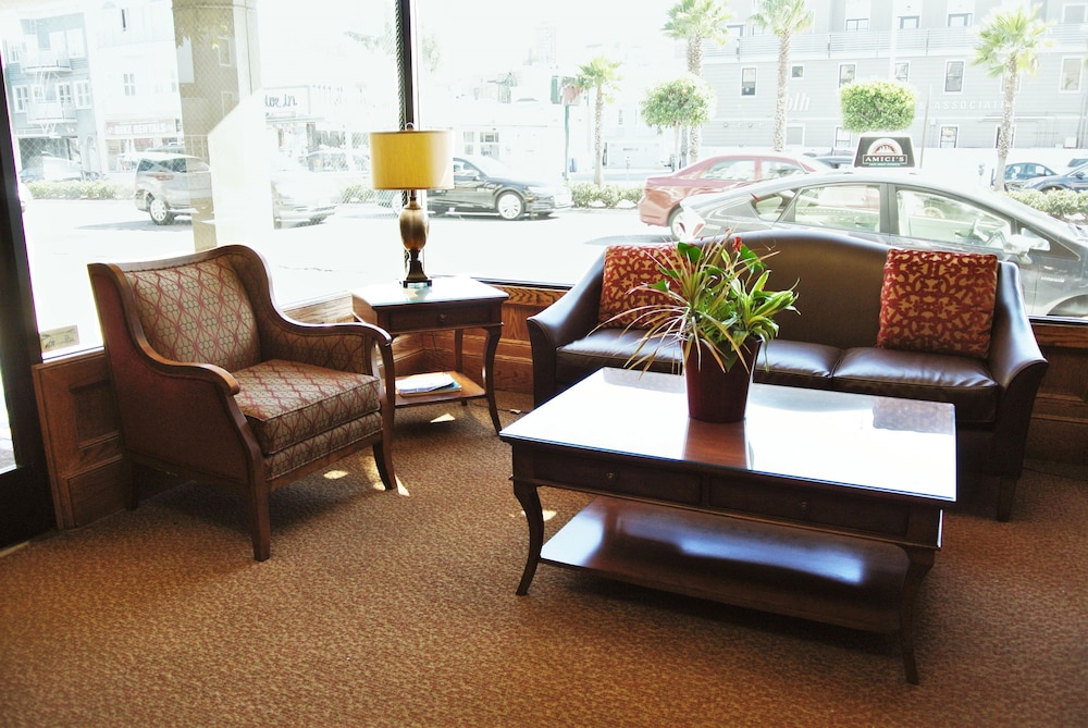 Cow Hollow Inn & Suites - photo 2
