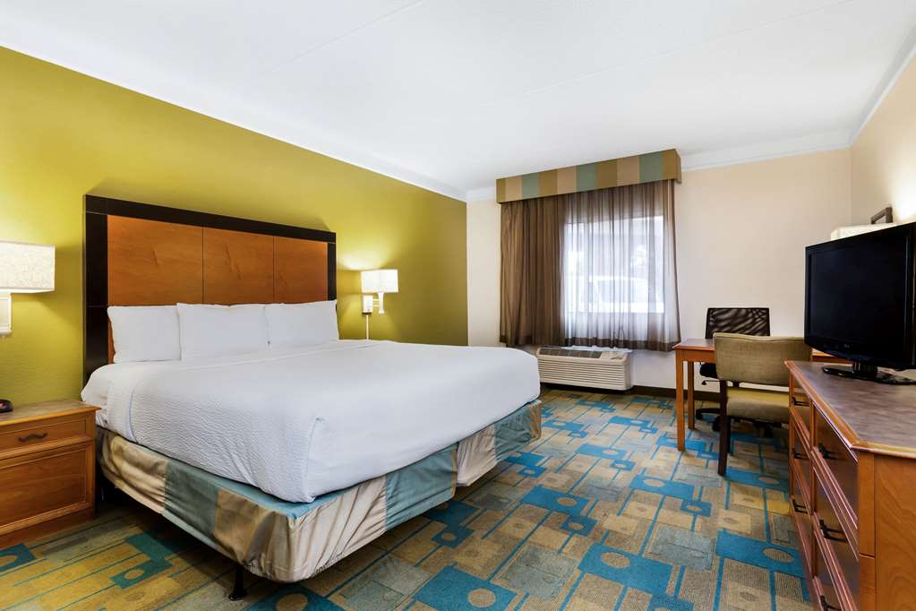 La Quinta Inn & Suites by Wyndham St. Pete Clearwater Airpt - photo 32