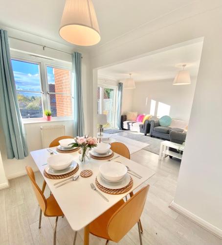 Kingsthorpe Home Perfect for Contractors Free Parking Driveway Garden Fast WiFi Smart TV with Netflix — 4-Star Luxury Hotel in Northampton, United Kingdom