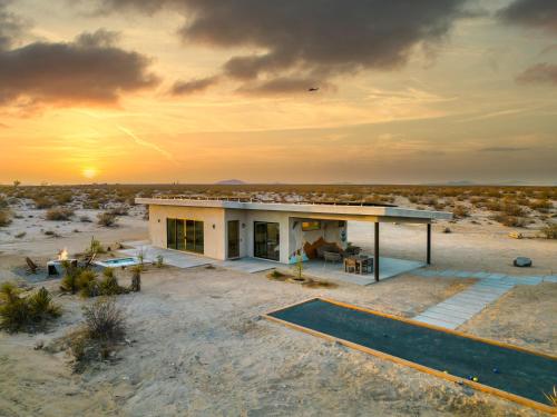Starlit Dunes Spa pool table bocce table tennis & endless views — 4-Star Luxury Hotel in Joshua Tree, United States