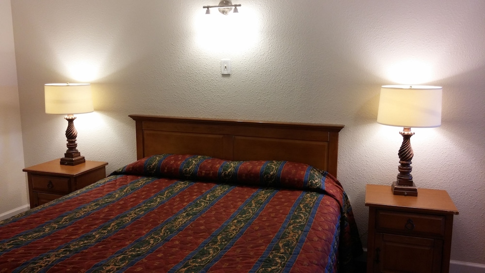 Country Regency Inn & Suites - photo 13