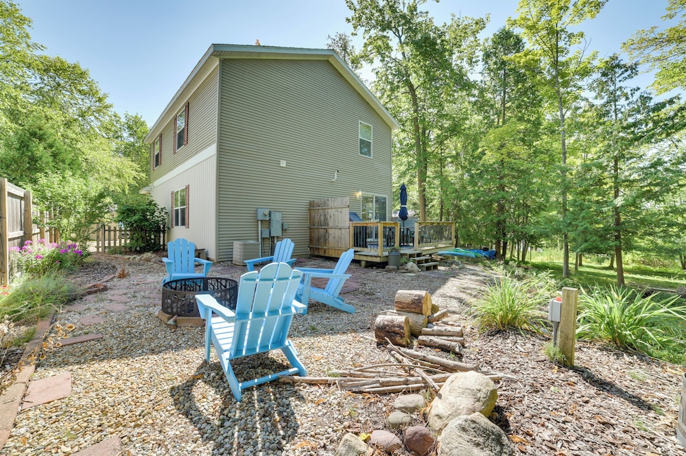 Walloon Lake Getaway w Fire Pit Walk to Water — hotel in Boyne City