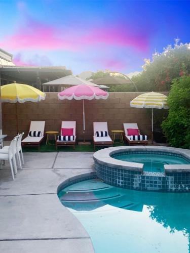 Tiki Boho Pool Spa Arcade Mini Golf BBQ in Indio, United States