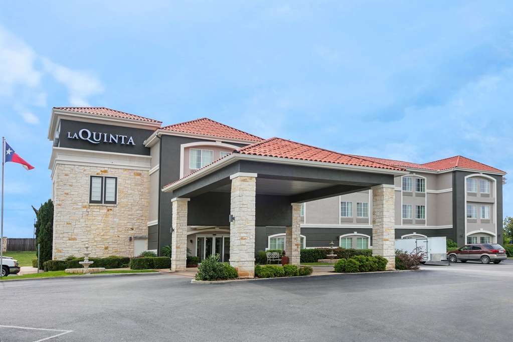 La Quinta Inn & Suites by Wyndham Fredericksburg - photo 3