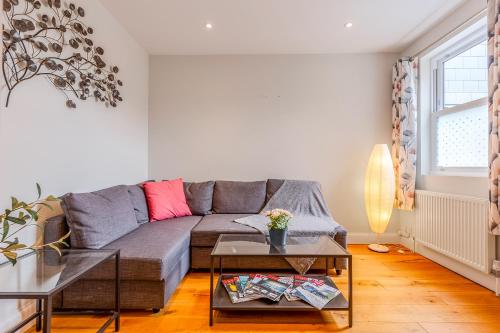 Amazing 3BR Apartment near Wimbledon Park & Tube — 4-Star Luxury Hotel in London, United Kingdom