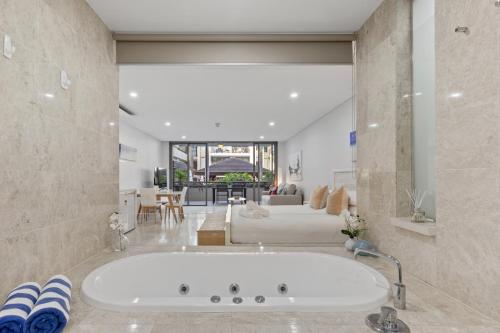 Luxe King Studio Apartment in Santai Resort — hotel in Casuarina