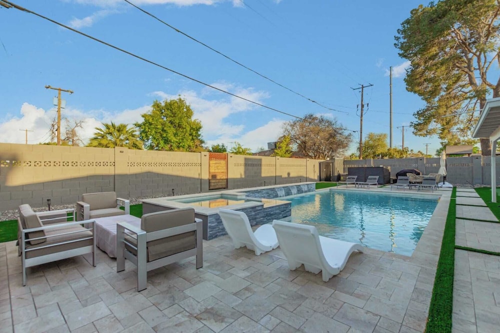 Sunsets on 11th by Avantstay Resort style Pool Hot Tub Game Room - photo 7
