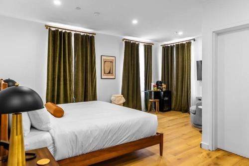 King Bed Dtwn Historic Hotel Fiber Wifi 50 In Roku Tv Room 106 — Bangor