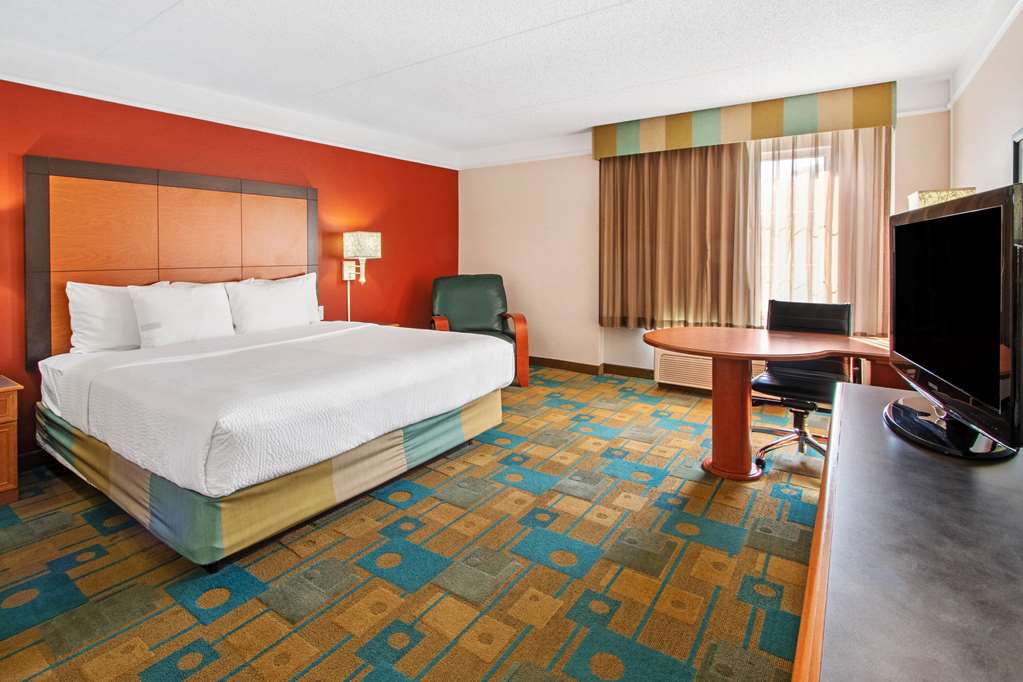 La Quinta Inn & Suites by Wyndham Albuquerque West - photo 8