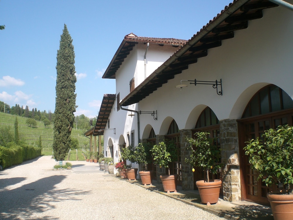 Agriturismo Colutta — 4-Star Luxury Hotel in Manzano, Italy