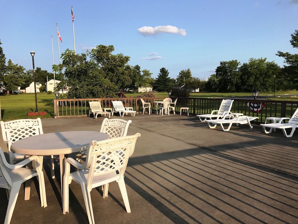 Econo Lodge 1000 Islands - photo 2