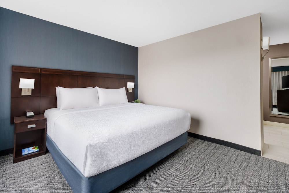 Courtyard by Marriott Manchester Boston Regional Airport - photo 10