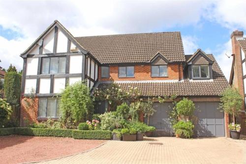 Large & Spacious 5 Bedroom 3.5 Bathroom House — 4-Star Luxury Hotel in Southampton, United Kingdom