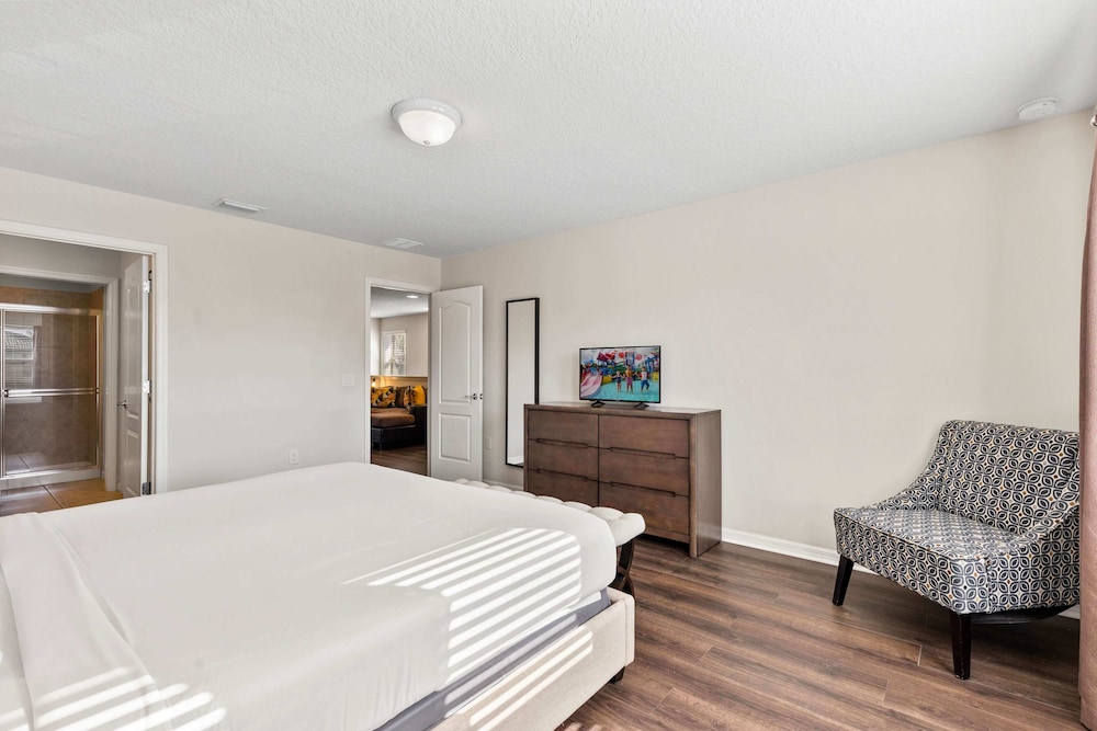 Beautiful Townhome With Splash Pool and Game Room - photo 35