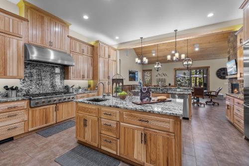 Executive 8BR 8 BA Luxury Lodge Home that Sleeps 20 — 4-Star Luxury Hotel in Sunriver, United States