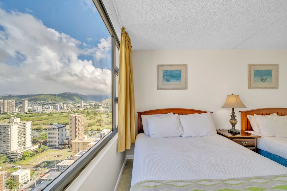 Standard Ocean View Condo 35th floor views Free parking & Wifi by Koko Resort Vacation Rentals Honolulu - photo 9
