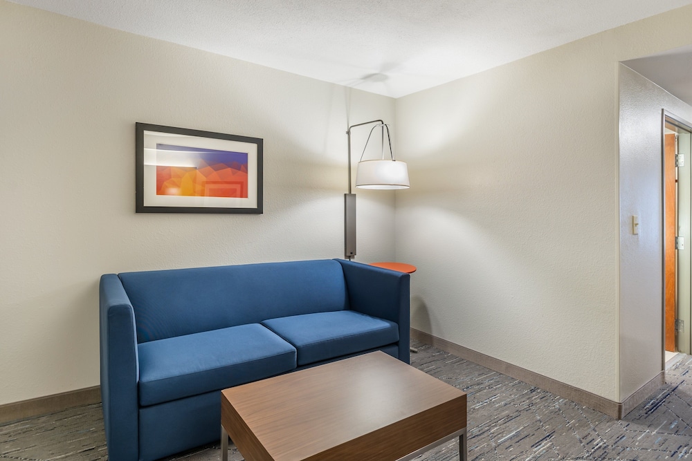 Holiday Inn Express and Suites Petersburg Fort Lee by IHG - photo 10