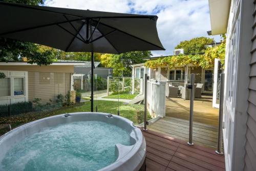 Cabin Charm Hot Tub Bliss Moments from the Beach — 4-Star Luxury Hotel in Cowes, Australia