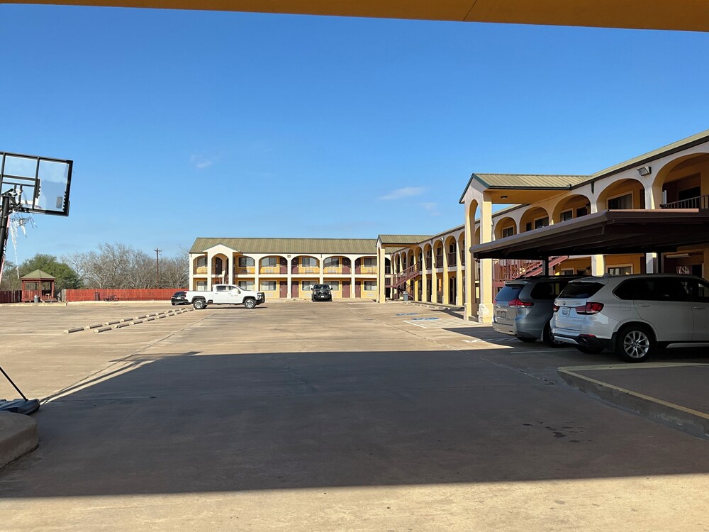 Executive Inn & Suites - photo 35