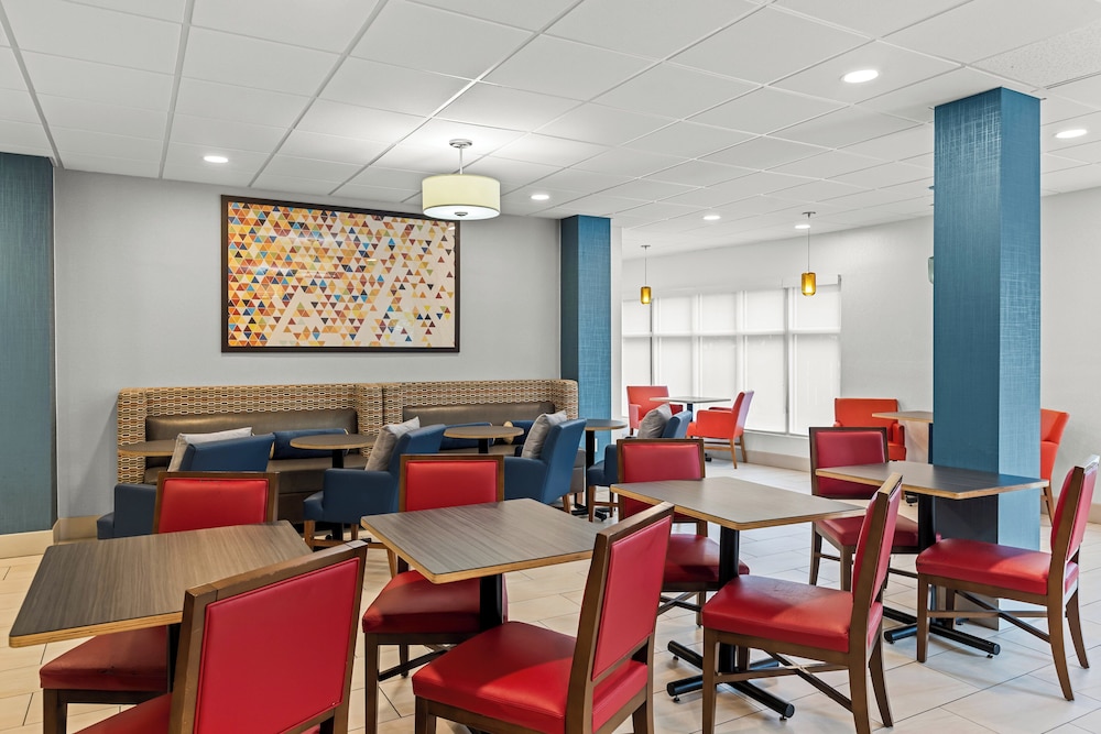 Holiday Inn Express and Suites Savannah Midtown by IHG - photo 23