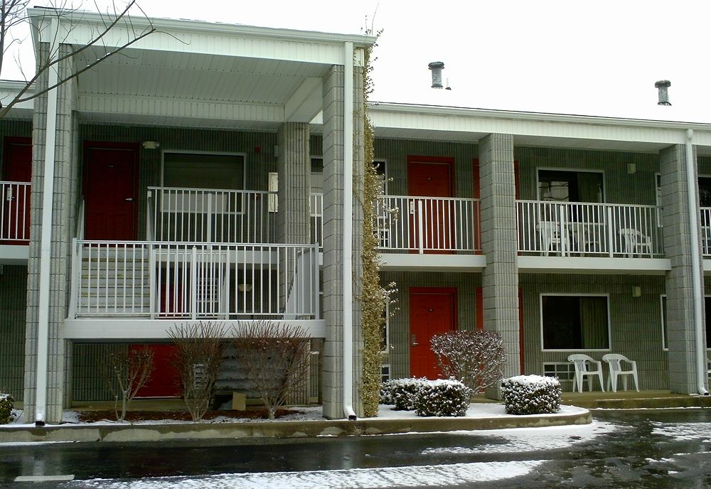Campton Parkway Inn - photo 42