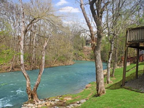 Henderson's Riverside - carbon neutral hotel in Pigeon Forge