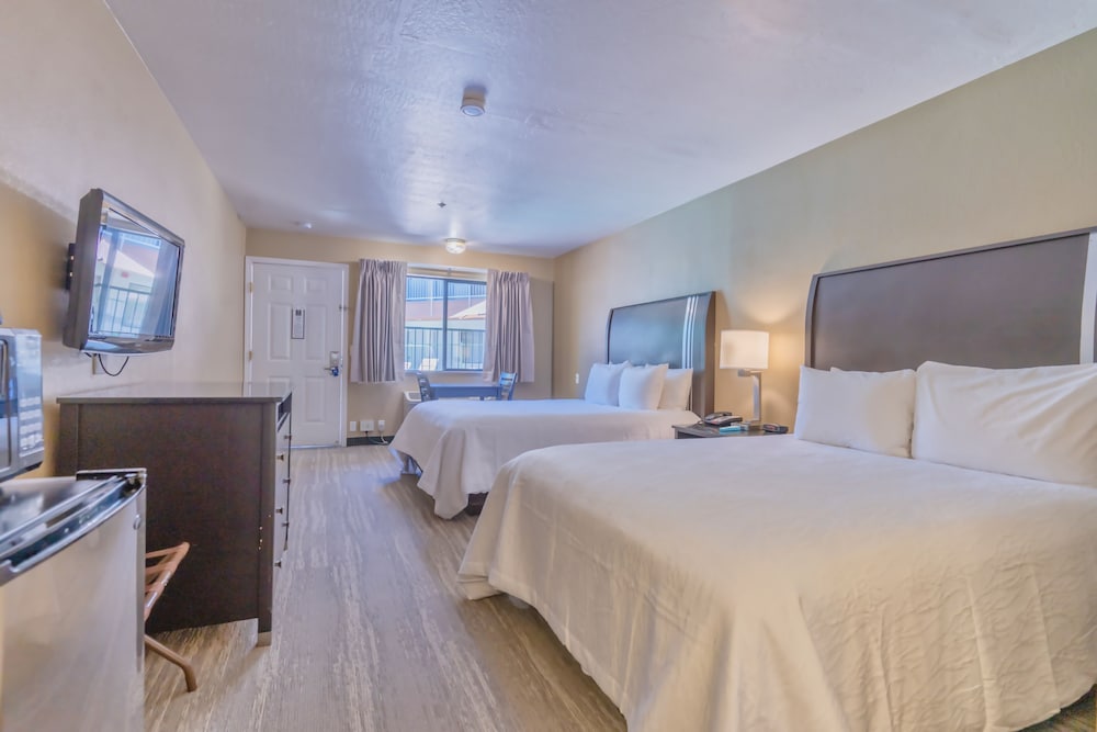The Oakhurst Inn at Yosemite - photo 17