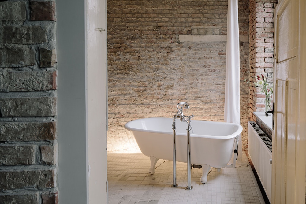 Deep soaking bathtub